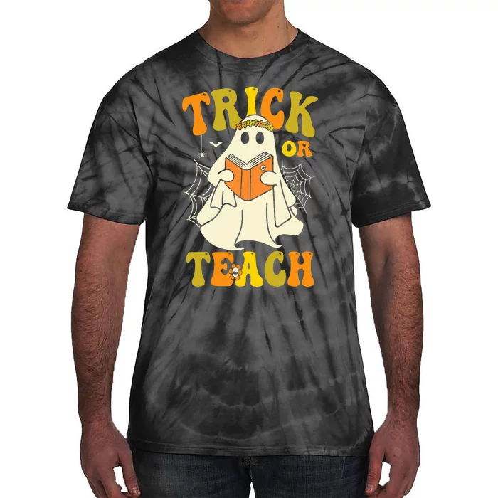 Trick or Teach Groovy Halloween Retro Floral Ghost Teacher Tie-Dye T-Shirt