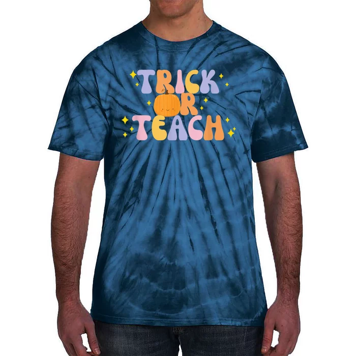 Trick or Teach Retro Groovy Halloween Cute Pumpkin Teacher Tie-Dye T-Shirt