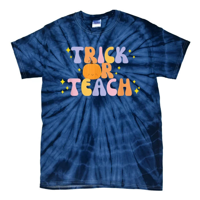 Trick or Teach Retro Groovy Halloween Cute Pumpkin Teacher Tie-Dye T-Shirt