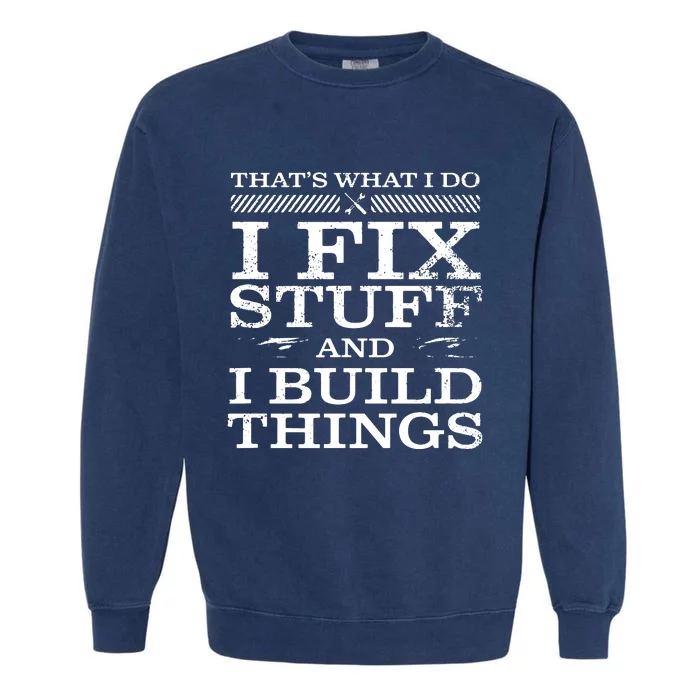 THAT'S WHAT I DO, I FIX STUFF AND I BUILD THINGS WEATHERED Garment-Dyed Sweatshirt