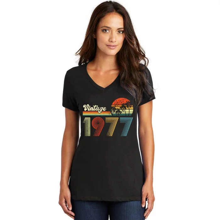 Vintage Birthday 1977 Retro Sunset Mom dad Gift 46th Birthday Women's V-Neck T-Shirt