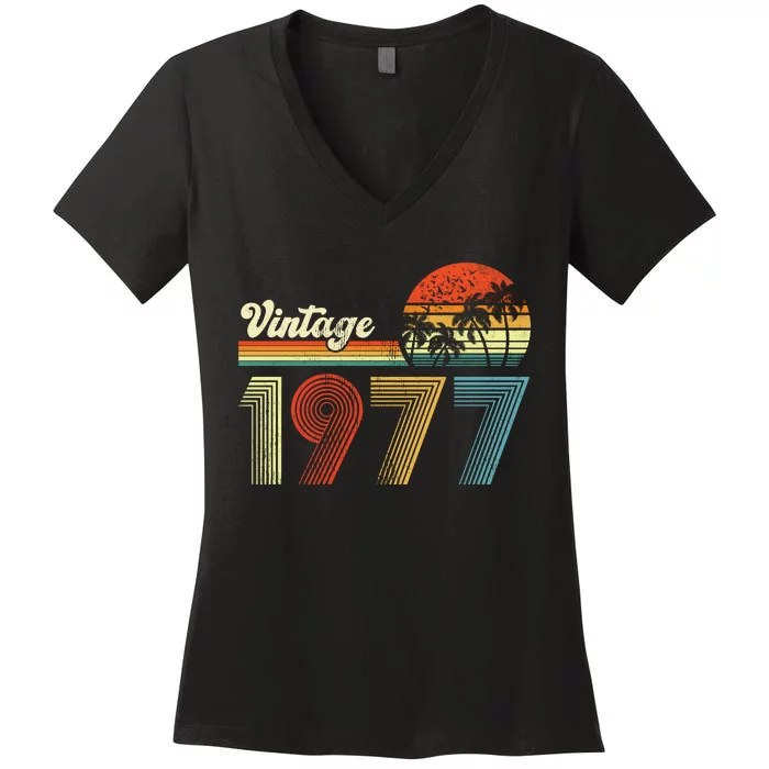 Vintage Birthday 1977 Retro Sunset Mom dad Gift 46th Birthday Women's V-Neck T-Shirt