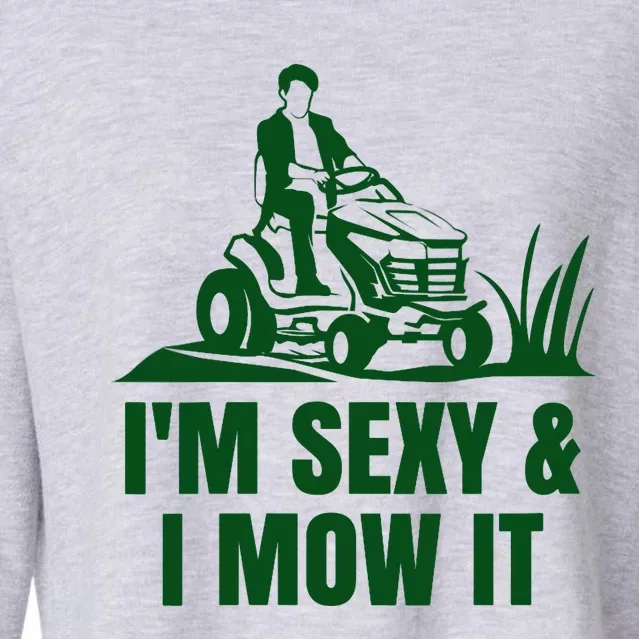 Wo Funny I'm Sexy & I Mow It ride on tractor lawnmower pun V-Neck Cropped Pullover Crew