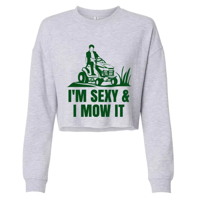 Wo Funny I'm Sexy & I Mow It ride on tractor lawnmower pun V-Neck Cropped Pullover Crew