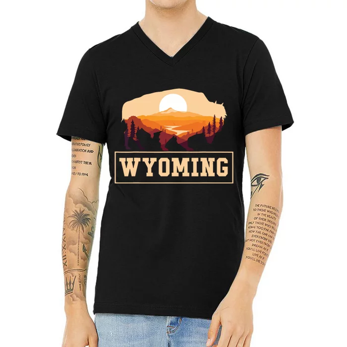 Wyoming State Map Wyomingites Usa America United States V-Neck T-Shirt